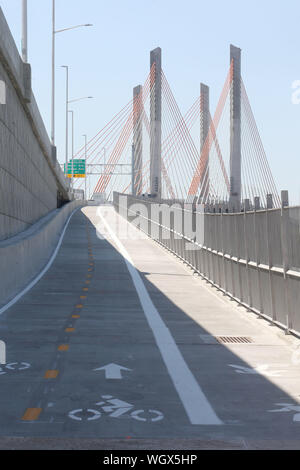 August 30, 2019: Wenige Radfahrer und Fußgänger nutzen die neuen Rad- und Fußgängerweg der Erweiterten Kosciuszko Bridge an einem Freitag Mittag. Stockfoto
