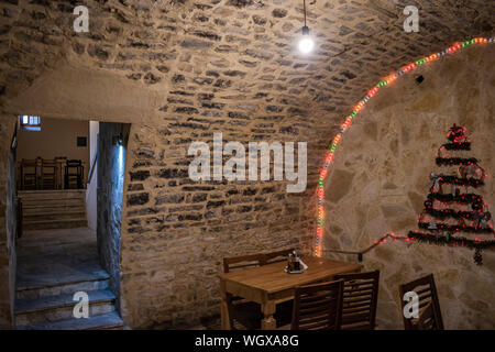 Berat, Albanien - Januar 2019: Interieur und Weihnachten Dekoration in einem Restaurant in Berat, Albanien. Stockfoto