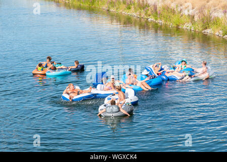 Penticton, British Columbia/Kanada - September 1, 2019: eine Gruppe von Freunden Herabsinken der Penticton Fluss Kanal zusammen an einem heißen Tag, einem beliebten Summe Stockfoto