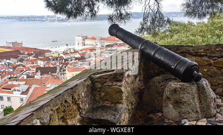 Lissabon, Portugal - 26. Juli 2019: eine Canon mit Blick auf die Stadt Lissabon auf der Burg Sao Jorge Stockfoto
