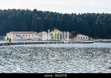 Vlora, Albanien - Februar 2019: Kloster von Zvernec bin onastery 1352 Gottesgebärerin Maria" ist ein wichtiges Kulturdenkmal in der Lagune von NARTA. Stockfoto