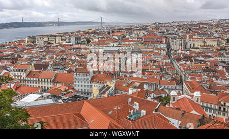 Blick über Lissabon und den Tejo vom Castelo de São Jorge, Alfama Stockfoto