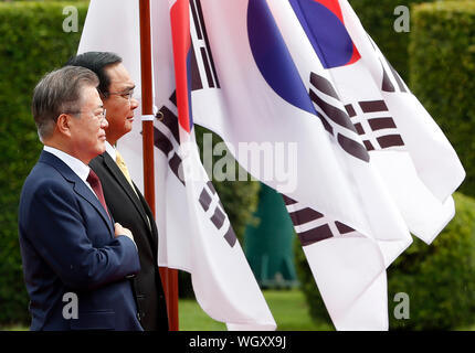 Bangkok, Thailand. 02 Sep, 2019. Südkoreanischen Präsidenten Moon Jae-in und Thailands Premierminister Prayuth Chan-ocha Überprüfen Sie die Wachen der Ehre während der Begrüßungszeremonie bei der Regierung in Bangkok. Credit: SOPA Images Limited/Alamy leben Nachrichten Stockfoto