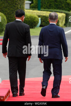 Bangkok, Thailand. 02 Sep, 2019. Südkoreanischen Präsidenten Moon Jae-in und Thailands Premierminister Prayuth Chan-ocha Überprüfen Sie die Wachen der Ehre während der Begrüßungszeremonie bei der Regierung in Bangkok. Credit: SOPA Images Limited/Alamy leben Nachrichten Stockfoto