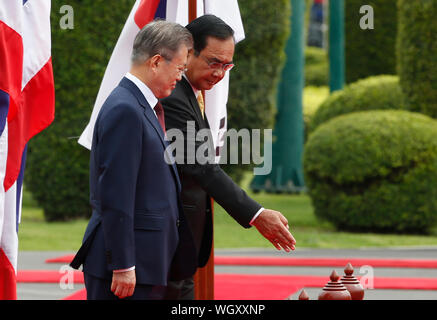 Bangkok, Thailand. 02 Sep, 2019. Südkoreanischen Präsidenten Moon Jae-in und Thailands Premierminister Prayuth Chan-ocha Überprüfen Sie die Wachen der Ehre während der Begrüßungszeremonie bei der Regierung in Bangkok. Credit: SOPA Images Limited/Alamy leben Nachrichten Stockfoto