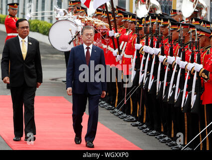 Bangkok, Thailand. 02 Sep, 2019. Südkoreanischen Präsidenten Moon Jae-in und Thailands Premierminister Prayuth Chan-ocha Überprüfen Sie die Wachen der Ehre während der Begrüßungszeremonie bei der Regierung in Bangkok. Credit: SOPA Images Limited/Alamy leben Nachrichten Stockfoto