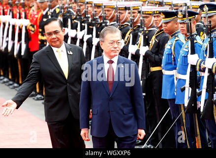 Bangkok, Thailand. 02 Sep, 2019. Südkoreanischen Präsidenten Moon Jae-in und Thailands Premierminister Prayuth Chan-ocha Überprüfen Sie die Wachen der Ehre während der Begrüßungszeremonie bei der Regierung in Bangkok. Credit: SOPA Images Limited/Alamy leben Nachrichten Stockfoto