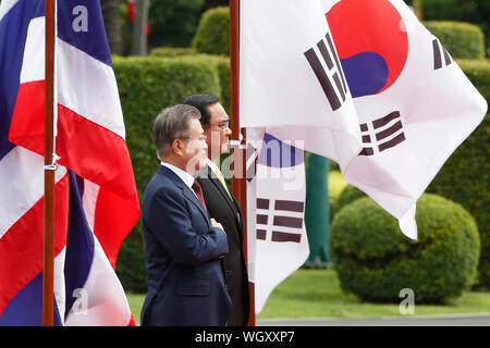 Bangkok, Thailand. 02 Sep, 2019. Südkoreanischen Präsidenten Moon Jae-in und Thailands Premierminister Prayuth Chan-ocha Überprüfen Sie die Wachen der Ehre während der Begrüßungszeremonie bei der Regierung in Bangkok. Credit: SOPA Images Limited/Alamy leben Nachrichten Stockfoto