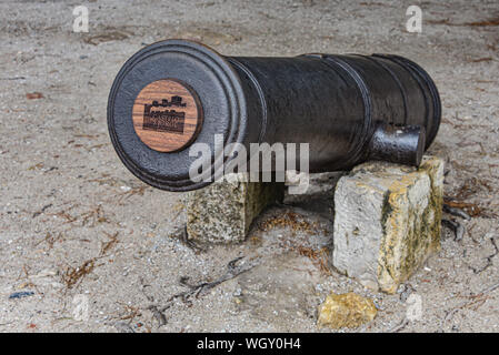 Lissabon, Portugal - 26. Juli 2019: eine Canon mit Blick auf die Stadt Lissabon auf der Burg Sao Jorge Stockfoto
