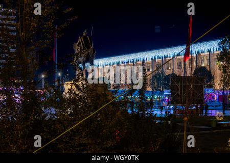 November 2018 - Tirana, Albanien. Stadt Urlaub Dekoration für Weihnachten und das neue Jahr. Skanderbeg Denkmal. Stockfoto