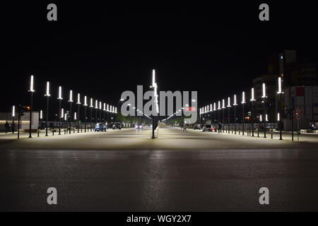 Oktober 2018 - Tirana, Albanien. Das neu erbaute "Neue Boulevard von Tirana" in der Nähe von den Bahnhof für die Öffentlichkeit geöffnet. Stockfoto