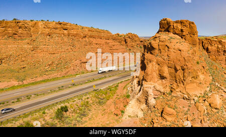 Fahrzeuge fahren über die Landstraße 40 in der Wüste Südwesten Stockfoto