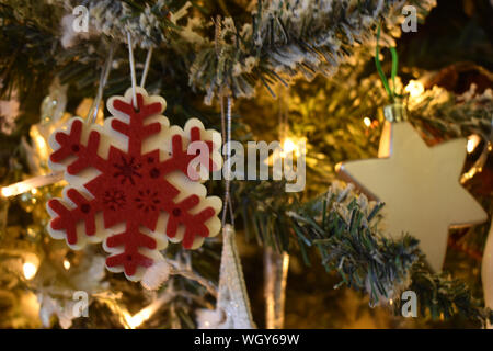 Nahaufnahme von Christbaumschmuck. Stockfoto