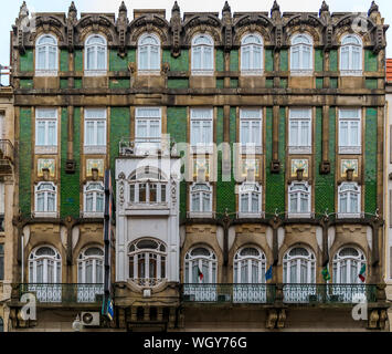 Die Fassaden der Häuser mit kunstvollen Portugiesischen Azulejo Kacheln in den Straßen von Porto, Portugal eingerichtet Stockfoto