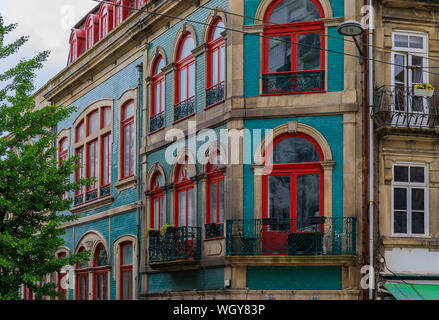 Porto, Portugal - 31. Mai 2018: die Fassaden der Häuser mit kunstvollen Portugiesischen Azulejo Kacheln in den Straßen eingerichtet Stockfoto