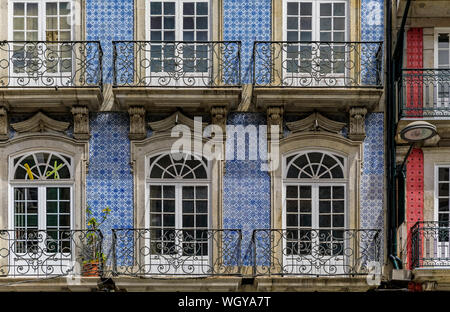 Die Fassaden der Häuser mit kunstvollen Portugiesischen Azulejo Kacheln in den Straßen von Porto, Portugal eingerichtet Stockfoto