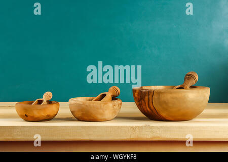 Holz- Utensilien. Holz- Platten, Schalen, Schüsseln. Gerichte auf dem Regal Küchenutensilien Stockfoto
