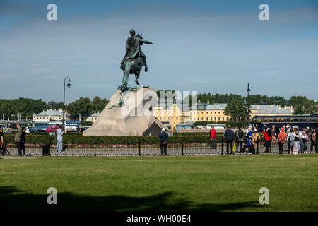 ST. PETERSBURG, Russland - 7. AUGUST 2019: Reiterstandbild von Peter dem Großen im Alexandergarten Stockfoto