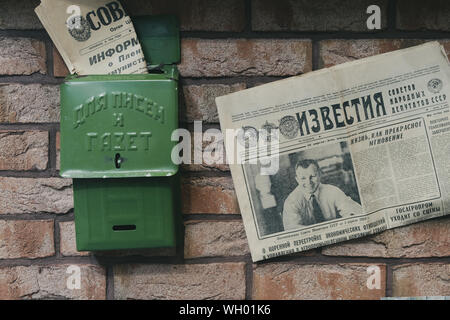 ST. PETERSBURG, Russland - August 7, 2019: Mailbox und alten sowjetischen Zeitungen auf eine Wand. Vintage verarbeitet Stockfoto