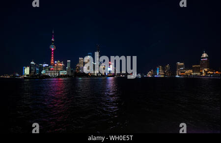 Shanghai Skyline bei Nacht. Stockfoto
