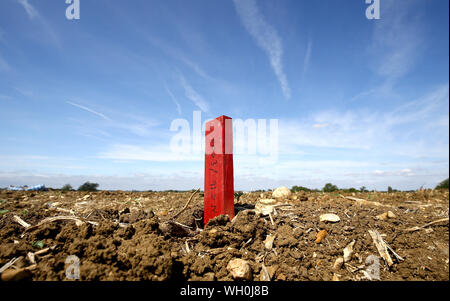 Eine Markierung in ein Feld in der Nähe von Stansted Airport, Essex, wo Mitglieder von einem 23-köpfigen Team, das von der United States Department of Defense, beaufsichtigt, die Website bei der Suche nach den Überresten einer fehlenden Zweiten Weltkrieg US-Flieger in Aktion verloren, nachdem sein Flugzeug Anfang Juni 1944 stürzte auszugraben, nur wenige Tage vor dem D-Day. Stockfoto