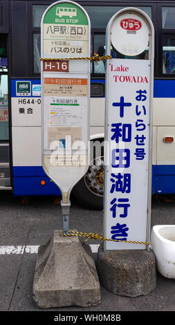 JR Bus Tohoku Bushaltestelle in Richtung Oirase Stream. Bekannte und beliebte Reiseziele für fließende Fluss, grüne Blätter, bemoosten Felsen in Towada Hachimantai Nation Stockfoto