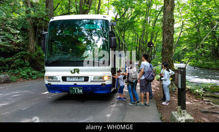 Oirase römischen Park, nehmen Sie die JR Bus Tohoku in Richtung Oirase Stream wird diese Straße Bahnhof vorbei. Aomori, Japan Stockfoto