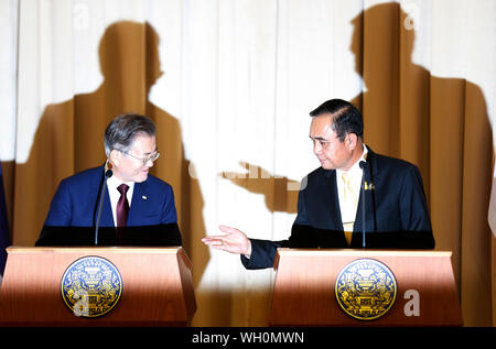 Bangkok, Thailand. 02 Sep, 2019. Südkoreanischen Präsidenten Moon Jae-in spricht mit Thailands Premierminister Prayuth Chan-ocha während einer Pressekonferenz im Haus der Regierung in Bangkok, bei seinem offiziellen Besuch in dem Land. Credit: SOPA Images Limited/Alamy leben Nachrichten Stockfoto