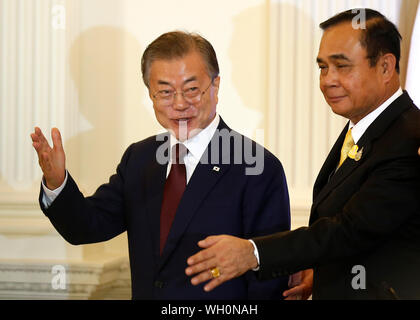 Bangkok, Thailand. 02 Sep, 2019. Südkoreanischen Präsidenten Moon Jae-in spricht mit Thailands Premierminister Prayuth Chan-ocha während einer Pressekonferenz im Haus der Regierung in Bangkok, bei seinem offiziellen Besuch in dem Land. Credit: SOPA Images Limited/Alamy leben Nachrichten Stockfoto