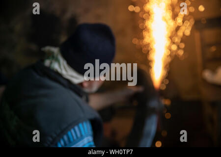 Man Schleifen auf abrasive schneiden und Messer Stockfoto