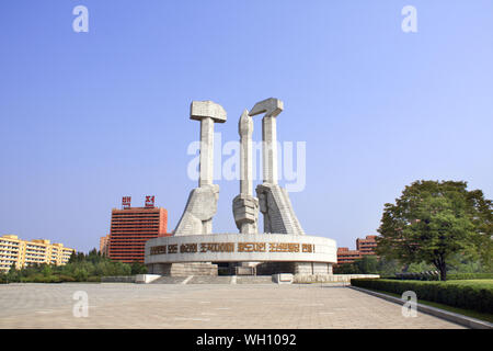 Nordkorea Pjöngjang - September 24, 2017: Denkmal der Partei (Denkmal für die Gründung der Koreanischen Arbeiterpartei). Der Hammer, Pinsel und sickl Stockfoto