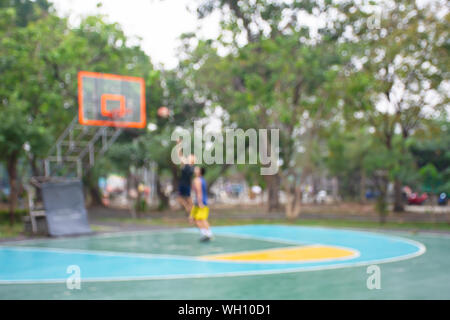 Unscharfes Bild teens Basketball spielen in den Morgen im Park, BangYai Nonthaburi in Thailand. Stockfoto