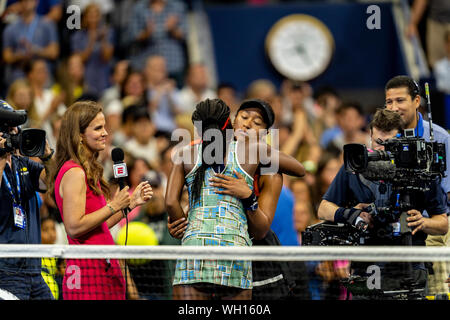 September 1st, 2019, New York: ESPN's Mary Jo Fernandez interviews Coco Gauff der Vereinigten Staaten und Naomi Osaka in Japan, der Sie in Arthur Ashe Stadium in der dritten Runde der US Open Tennis 2019 besiegt. Credit: Paul J Sutton/PCN/LBA/Alamy leben Nachrichten Stockfoto