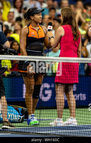 September 1st, 2019, New York: ESPN's Mary Jo Fernandez interviews Naomi Osaka von Japan, das besiegte Coco Gauff der Vereinigten Staaten im Arthur Ashe Stadium in der dritten Runde der US Open Tennis 2019. Credit: Paul J Sutton/PCN/LBA/Alamy leben Nachrichten Stockfoto