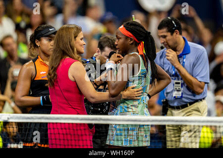 September 1st, 2019, New York: ESPN's Mary Jo Fernandez interviews Coco Gauff der Vereinigten Staaten und Naomi Osaka in Japan, der Sie in Arthur Ashe Stadium in der dritten Runde der US Open Tennis 2019 besiegt. Credit: Paul J Sutton/PCN/LBA/Alamy leben Nachrichten Stockfoto