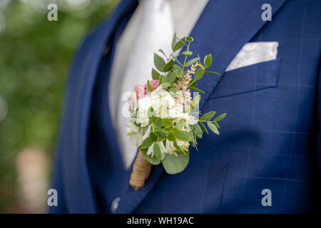 Ausschnitt aus der Bräutigam mit floralen Ornament auf eine dreiteilige groomsuit Stockfoto