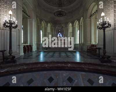 Dreux, Frankreich, 30. April 2019: Altar über eine Galerie, in der die Königliche Kapelle Saint Louis beleuchtet Stockfoto