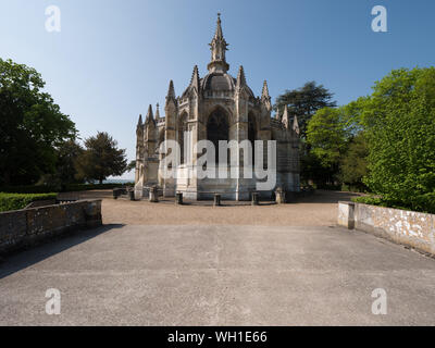 Außenansicht fron Brücke zu dem Garten der Königlichen Kapelle Saint Louis in Dreux, Frankreich Stockfoto