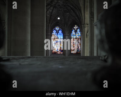 Dreux, Frankreich, April 30, 2019: Blick vom Altar in die künstlerische Fenster in der Königlichen Kapelle Saint Louis Stockfoto