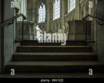 Dreux, Frankreich, 30. April 2019: Treppe vom Keller bis zum Hin- und Rückfahrt innerhalb der Königlichen Kapelle Saint Louis Stockfoto