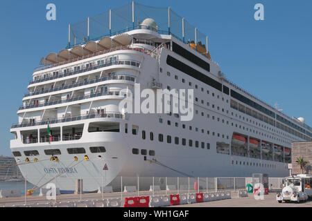 Toulon, Frankreich - 01.07.2019: Kreuzfahrt Schiff am Liegeplatz im Hafen Stockfoto