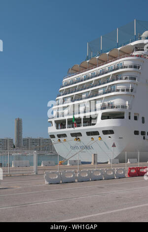 Toulon, Frankreich - 01.07.2019: Nahrung der Kreuzfahrtschiffe im Hafen parken Stockfoto