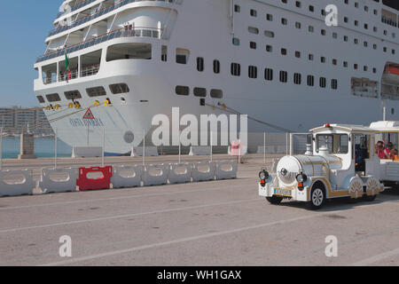 Toulon, Frankreich - 01.07.2019: Cruise Liner und touristische 'Lokomotive' in Port Stockfoto