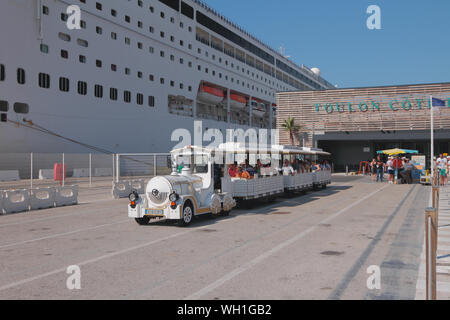 Toulon, Frankreich - 01.07.2019: Touristische team Lokomotive' in Cruise Port Stockfoto