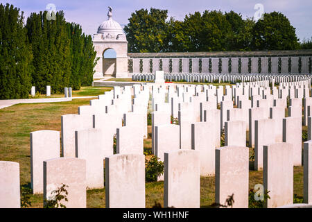 Passendale, Westflandern, Belgien, 12.08.2018: Blick auf den Fluss Tyne Cot Commonwealth Kriegsgräber Friedhof und Denkmal für die Fehlende, Grabstätte für Th Stockfoto