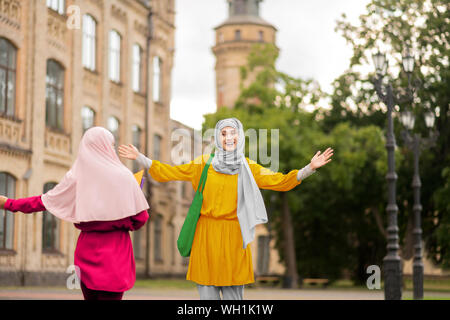 Junge Frauen in hijabs treffen in der Nähe der Universität vor Klassen Stockfoto