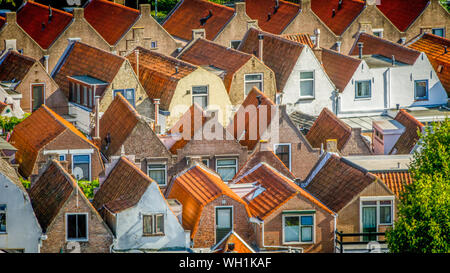 Zierikzee, Zeeland, Niederlande, September 2018, Dächer der Häuser typisch holländischen kleine Arbeitnehmer in hoher Dichte Stockfoto