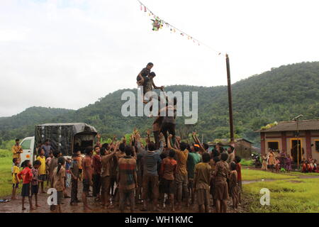 Die Menschen feiern Dahi Handi Festival, Igatpuri, Maharashtra, Indien Stockfoto