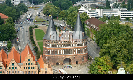 Lübeck, Deutschland - 07/26/2015 - Luftbild von Holstentor Holstentor oder in der Altstadt, schöne Architektur, sonnigen Tag Stockfoto