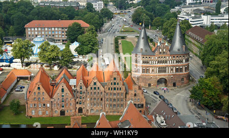 Lübeck, Deutschland - 07/26/2015 - Luftbild von Holstentor oder Holstentor und Salzspeicher Lagerhallen in Altstadt, schöne Architektur, sonnigen Tag Stockfoto